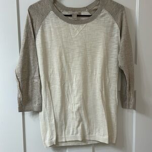 Women’s lightweight 3/4 sleeve sweater.